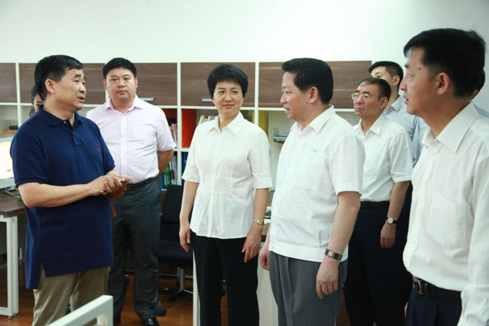 2015年7月時(shí)任遼寧省人民政府省長(zhǎng)陳求發(fā)視察由思勤傳媒提供技術(shù)支持的中國(guó)琥珀網(wǎng)